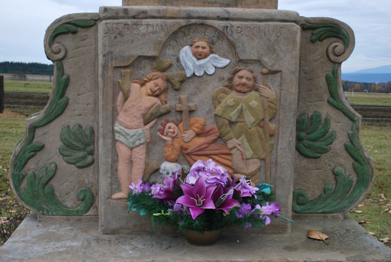 Relief na figurze NMP z Chyżnego - od lewej: św. Sebastian, św. Rozalia i św. Roch, fot. Archiwum M-OPE