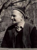 ANdrzej Pilch - mężczyzna w średnim wieku w czapce, widoczny od pasa w górę, spogląda w lewo
