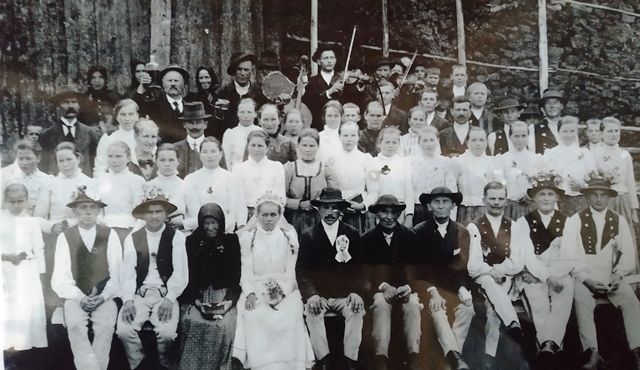 archiwalne zdjęcie grupowe z wesela orawskiego wszystkich gości z muzykantami i parą młodą